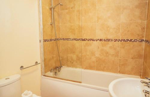 Large Apartments next to East Midlands Airport with Free Gated Parking! - Photo 21