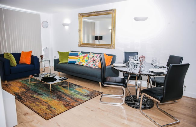 Riverside 2 Bed Apartment - Foto 25