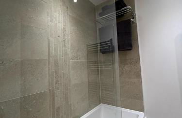 Modern 2-Bedroom Flat Near Wembley - 9 Minutes from Park Royal Station - Foto 28