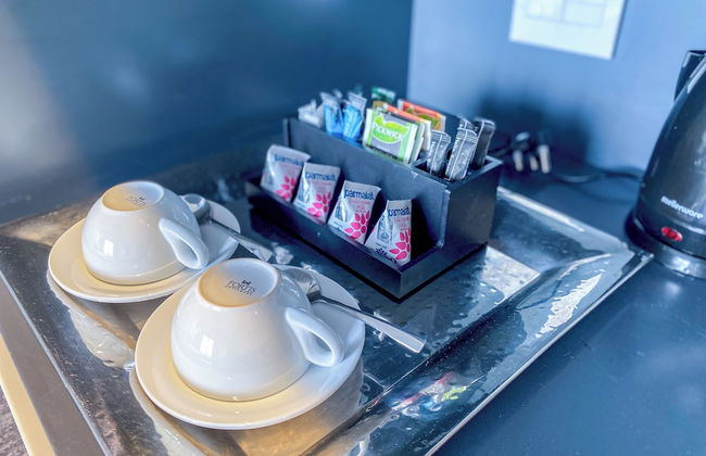 Sandtoncity-apartment-sleeps2-pool-parking - Photo 8