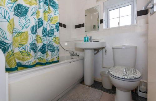 5 Bed Townhouse with Garden & Parking by BrumStay UK - Foto 9