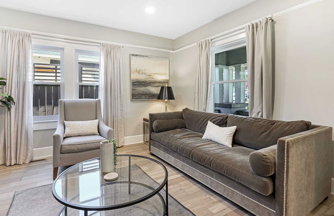 Luxe Backyard Oasis w/ Hot Tub Chic Design South Park Sanctuary - Foto 8