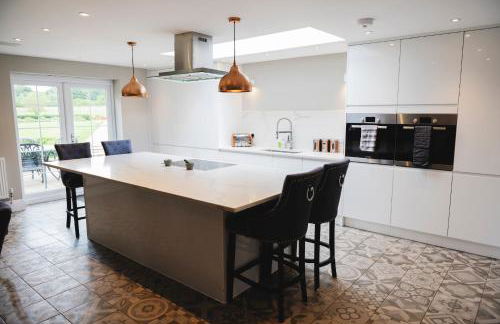 Large Country House with Hot Tub, Pool Table, and Log Burner - Photo 21