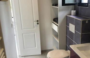 Charment logement avec parking et jardin privatif - Foto 9