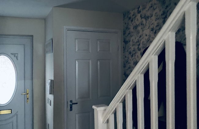 Beautiful House Minutes Away From Liverpool Airport With Huge Garden - Photo 8