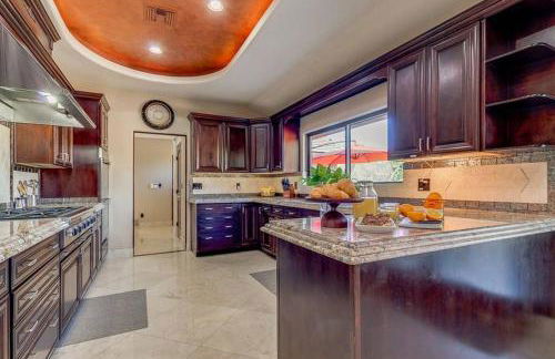 Estate Resort Style Oasis 6BDRM, 5.5 Bath Heated Pool with Misters - Foto 20