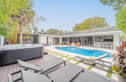 Resort Style Backyard Heated Pool Hot Tub Fire Pit - Foto 39