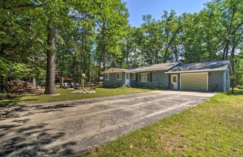 Higgins Lake Getaway with Fire Pit, Walk to Beach! - Foto 31