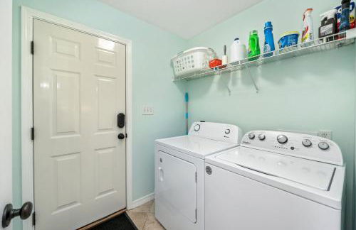 Beautiful Pet Friendly Home! Tropical Pool, Optional Golf Cart & Pool Heat, Minutes to Beach - Foto 42