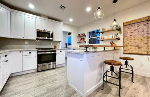 King Bed-Private Yard-Driveway Parking - Photo 6