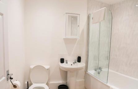 Stylish Self Check In Wigan Town Centre Apartment with Fast WiFi Ideal for Long Stays and Contractor Stays - Foto 7