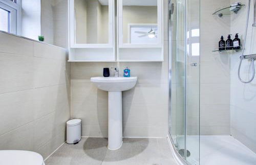 The Iver - 3BR - Spacious House - Free Parking - Photo 26