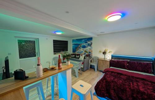 Luxury Santorini Boutique Suite with a Mediterranean Soul - 15m to Heathrow Windsor Ascot Legoland with Free Parking - Foto 19