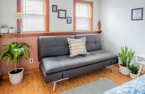 Bohemian Bungalow with Hot Tub - Foto 12