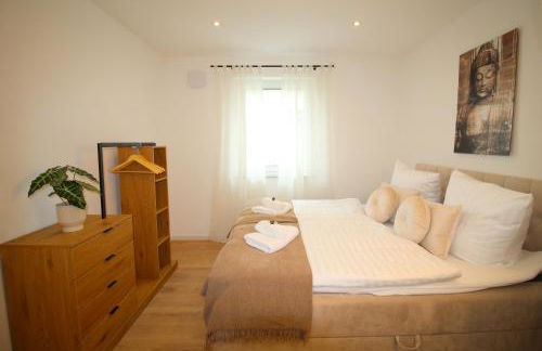 Großes Apartment mit Küche, Dusche, Badewanne, Balkon, Parkplatz vor dem Haus, ruhig gelegen, ADA4 - Foto 68