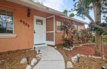 Sunny 3BR Oasis with Water View and Beach Gear Near Siesta - Foto 42