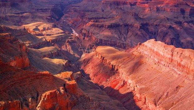 Excursion en hélicoptère au Grand Canyon - Photo 2, Vue du paysage rougeâtre du Grand Canyon depuis l'hélicoptère