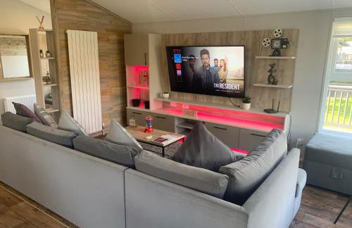 Bay Tree Lodge: Lakeside lodge w/hot tub & cinema surround sound - Foto 6