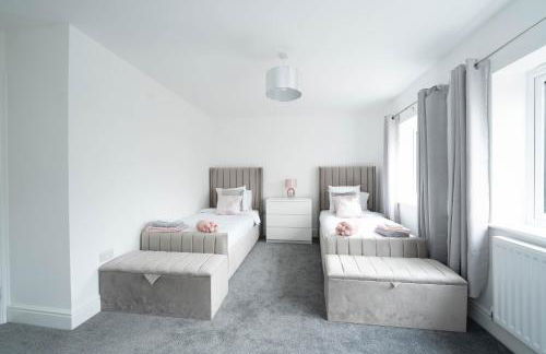 Entire Modern Home with Private Parking for 6/8 Persons - Photo 25