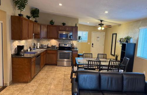 3 Bedroom, 2 Bath Whole House, ASU, Tempe, Scottsdale on Light Rail - Photo 1