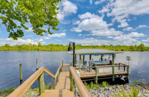 Pool & Hot Tub Access: Riverfront Florida Studio - Photo 22