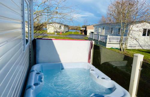RJ Luxury caravan hire 2 with Hot Tub - Foto 8