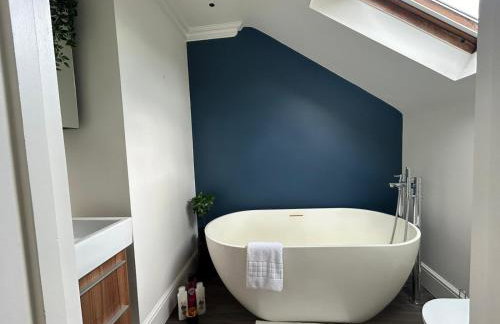 Beautiful and spacious 2 bed, 2 bath apartment bordering Fulham and Chelsea - entire apartment with private entrance - Foto 19