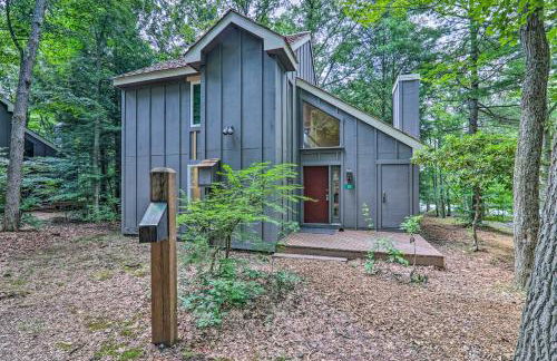 Unwind Fireside and Walk to Slopes! Poconos Getaway - Foto 3