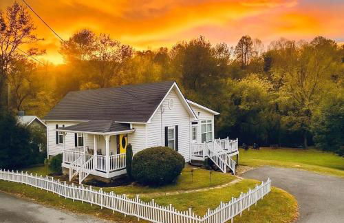 Wizard House + Hot Tub, Private Creek, Large Yard - Foto 1