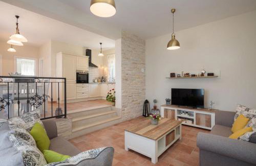 Seafront Villa Noah with heated pool - Foto 25