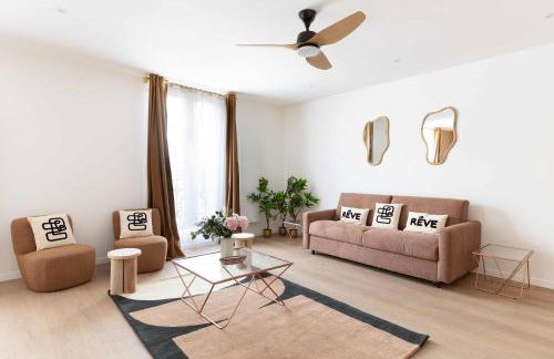 New- 8 pers devant le parc de la villette - Foto 9