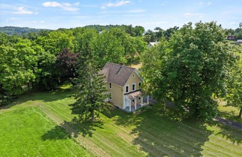 Hudson Restored Farmhouse with Fire Pit - Foto 1