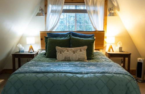 Secluded Forest Cabin with Hot Tub and Private Waterfall - Foto 5