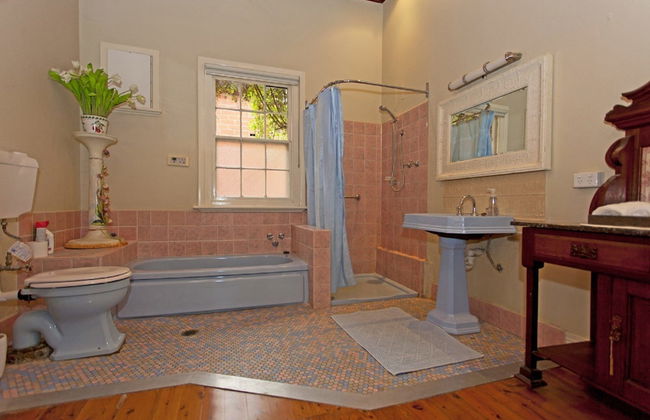 Rose Cottage - Historic Luxury - Photo 11