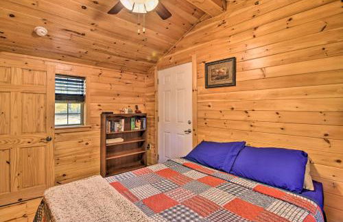 Rural Cabin Hideaway with Fire Pit and Mtn Views! - Foto 15