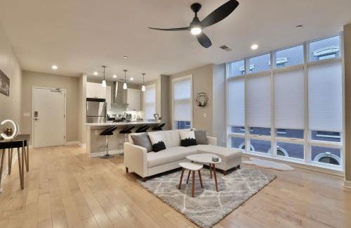 *New* XquisiteMidCenturyM0d~ Condo *OTR* w/Parking - Foto 1