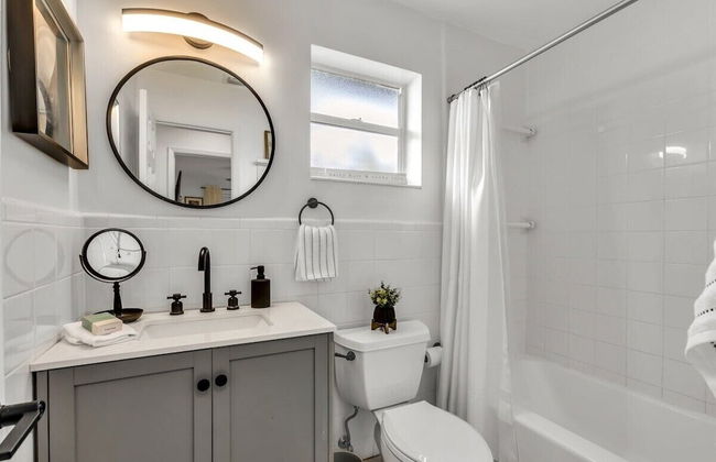 New Waterfront Oasis, Minutes to Beach, Eats, Shops - Foto 17