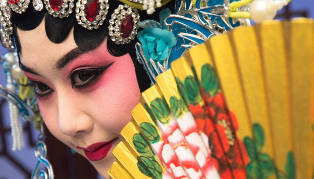 Detalle del maquillaje de una de las cantantes de ópera de Pekín