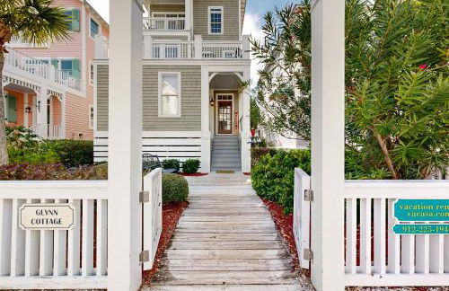 Luxury cottage with pools & multiple decks, 1/2 block to beach - Foto 1