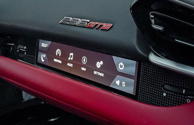 Noleggio Supercar a Dubai Ferrari 296 GTB - Foto 6