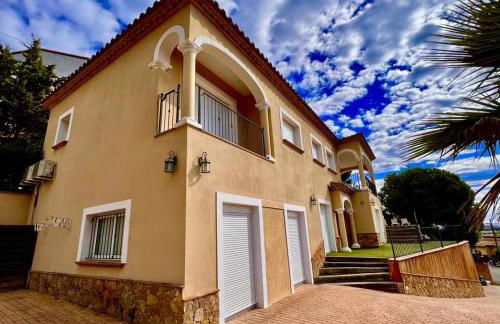 Casa Mas Ambros con piscina desbordante - Foto 3