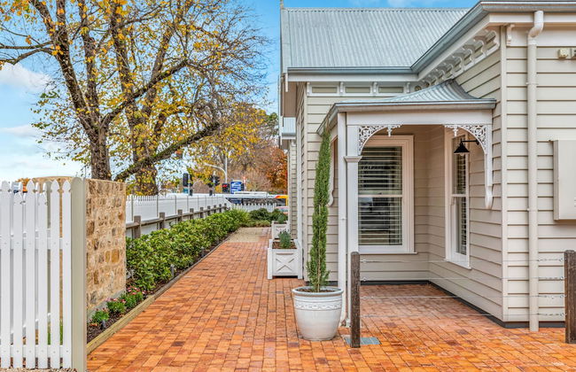 Grandview Accommodation - The Elm Tree Apartments - Photo 1