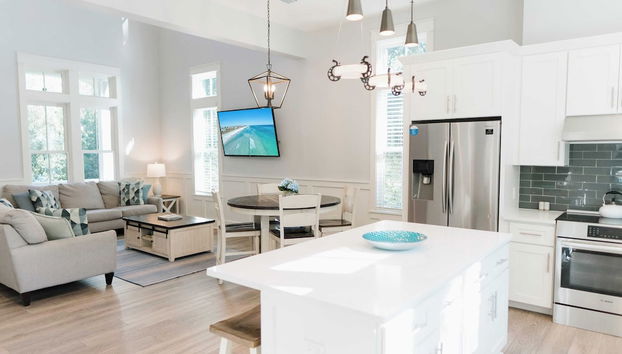 Walk to Beach, 2 Shared Pools, Enclosed Porch, Bikes 30A Hideaway by Avantstay - Foto 3, Interior