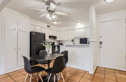 Your 2B Getaway - Walk Dtwn - Sleeps 6 - Pool and Prkg - Foto 18