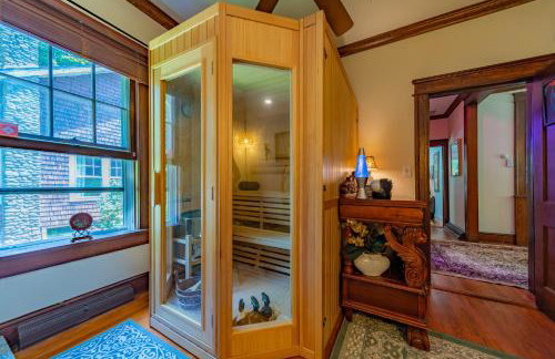 1920s Phoenicia Bungalow with Vintage Furnishings, Sauna, Fireplace, & Fenced Backyard - Foto 24