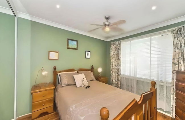 Cheerful 4 Bedroom with free Parking - Foto 6