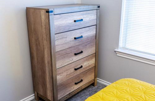 Cozy & Modern 5BR Smart Home with Yard and BBQ - Foto 18