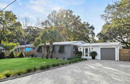 The Surf House: Stylish 2BR Haven - Foto 39