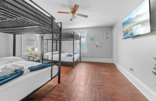 Little Italy Group Stay 4 TV's Pet Friendly - Foto 37