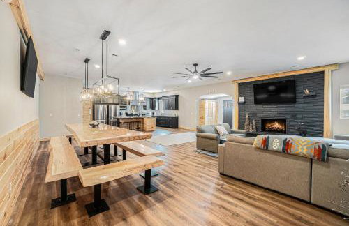 Bowling Alley! Expansive Group Getaway in Lewiston - Foto 1